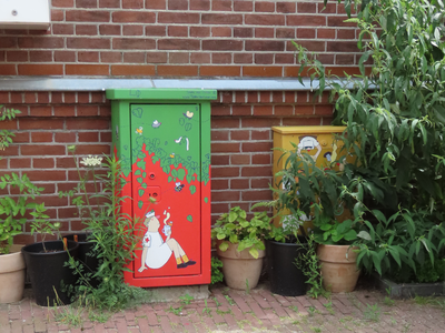 915117 Afbeelding van twee in 2024 door Tessa van Vuren beschilderde elektriciteitskastjes bij het voormalige ...